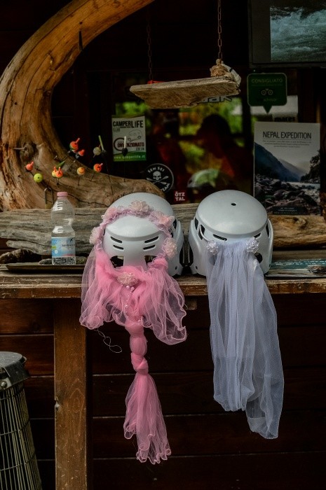 Chez Sesia Rafting, des casques prêts pour les enterrements de vie de jeune fille / garçon