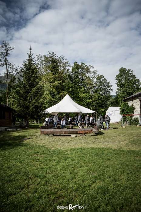 Sesia Rafting asd organiza incentivos comerciales en Piemonte con entrenadores y servicio de catering.