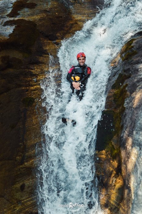 Toboga di 10 metri sul torrente Sorba, canyoning in Valsesia con Sesia Rafting ASD