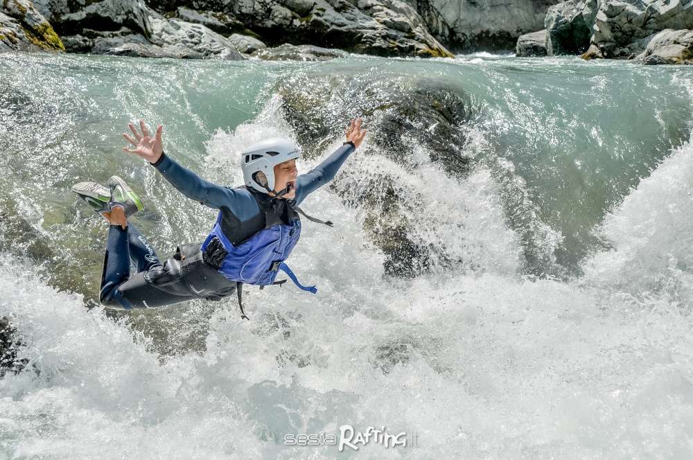 Sumérgete en la diversión con Sesia Rafting. Foto tomada en Valsesia.