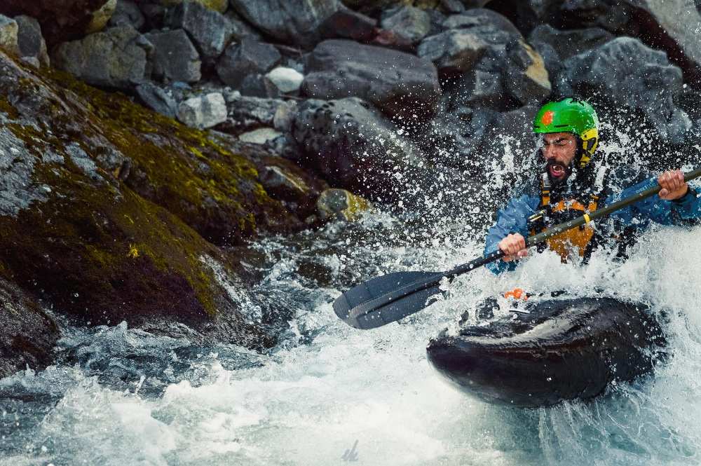 Kayak a lo largo de la sección Clásica de Sesia en el centro de rafting sesia en Vocca.