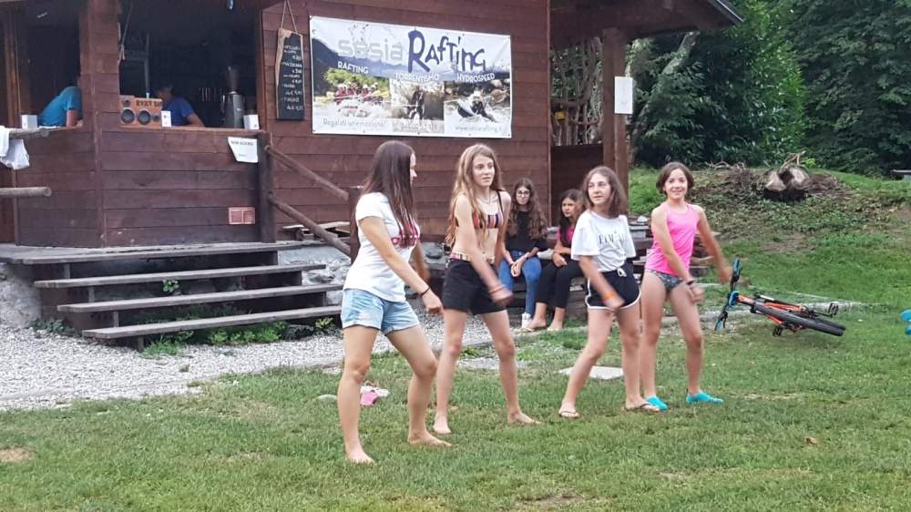 Coreografia delle ragazze del Campus Sesia Rafting