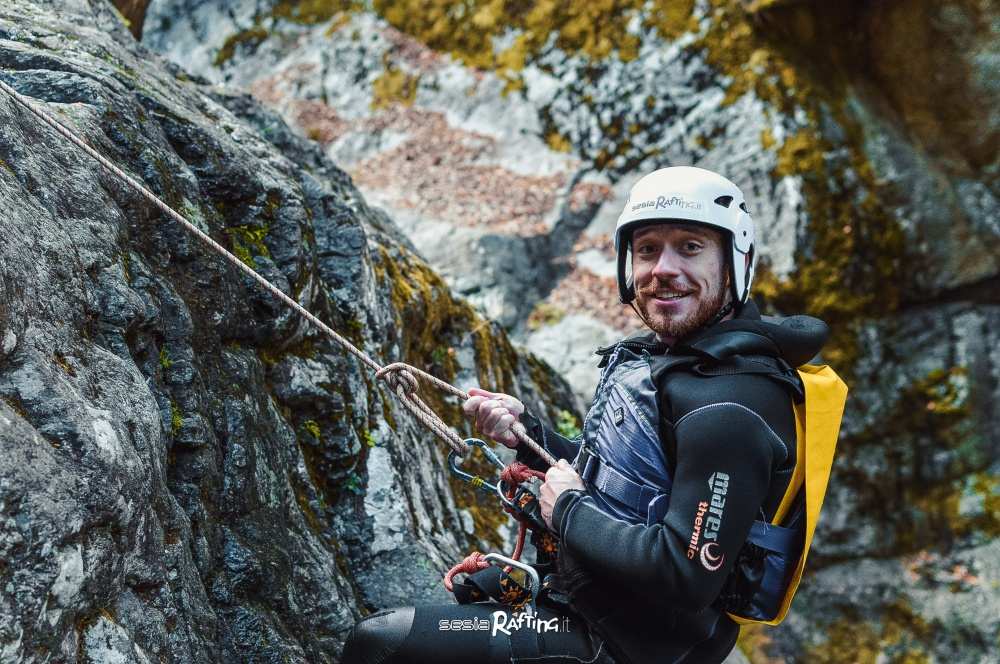 Passage de corde lors de la descente de canyoning à Sorba dans le Piémont.