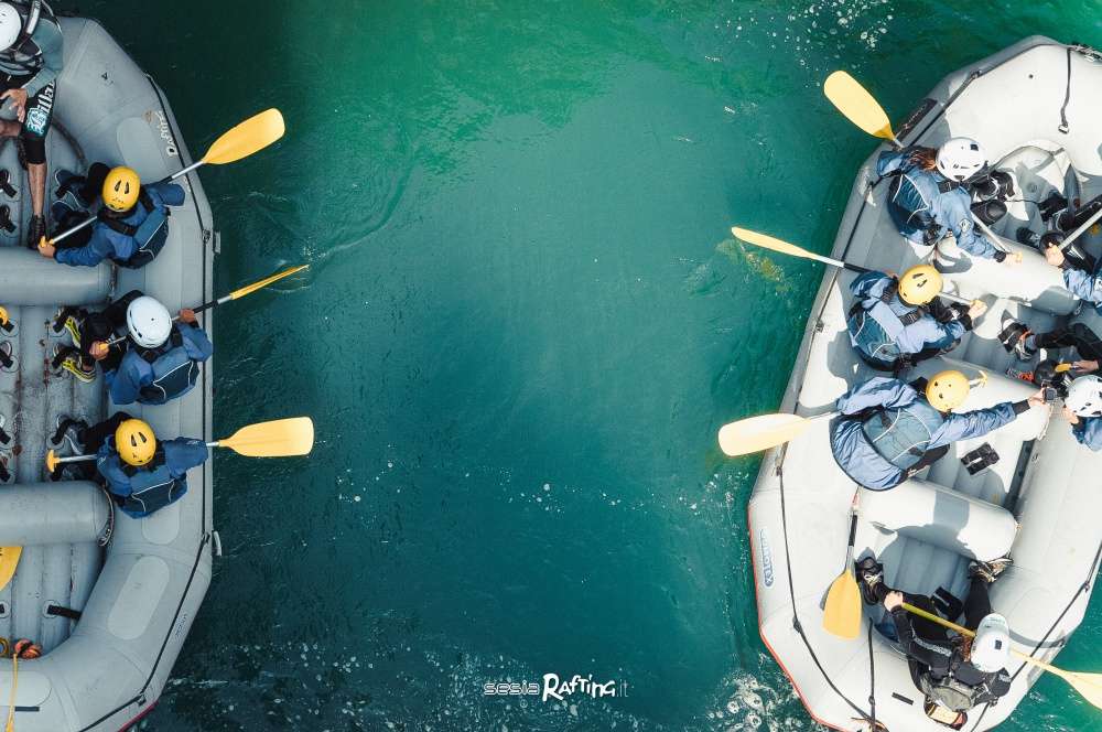 Rafts fotografiados desde el puente romano de Muro en las gargantas de Sesia