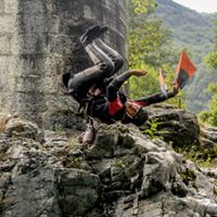Michi si tuffa nelle Gole del Sesia