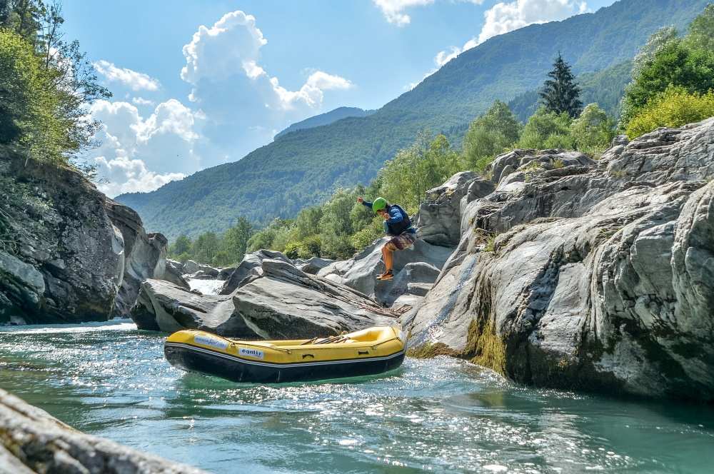 Partenza Svizzera con raft dal ponte romano delle Gole del Sesia