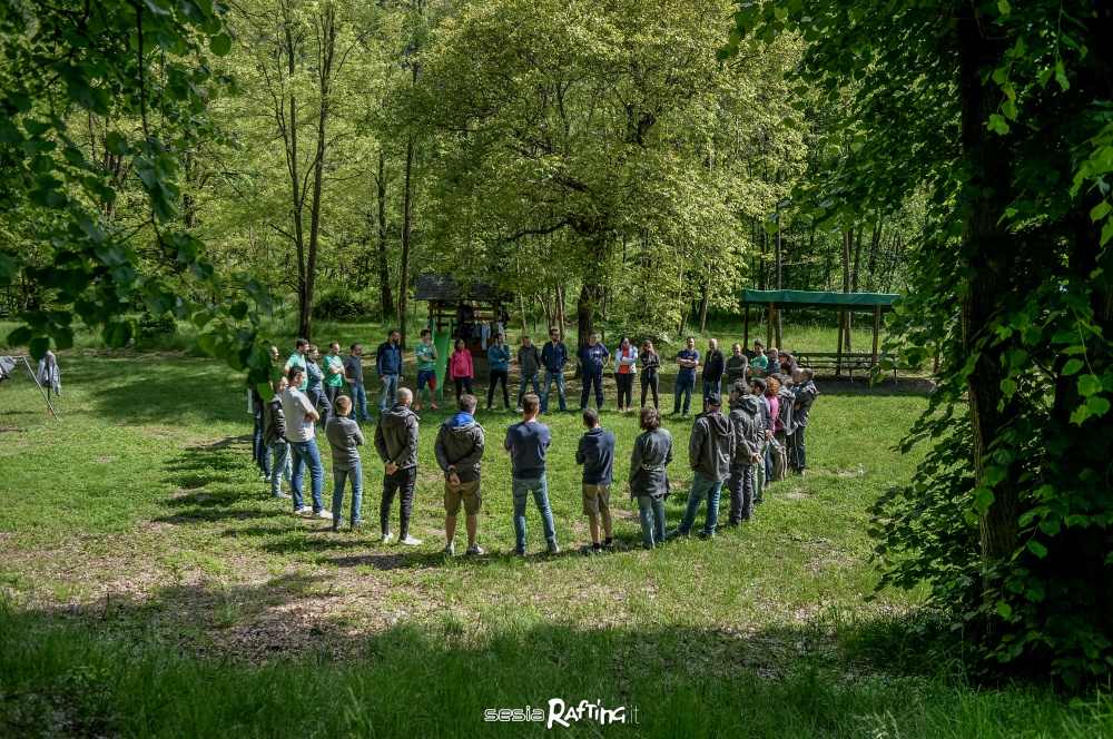 Attività con formatore organizzata durante un team building di Sesia Rafting.