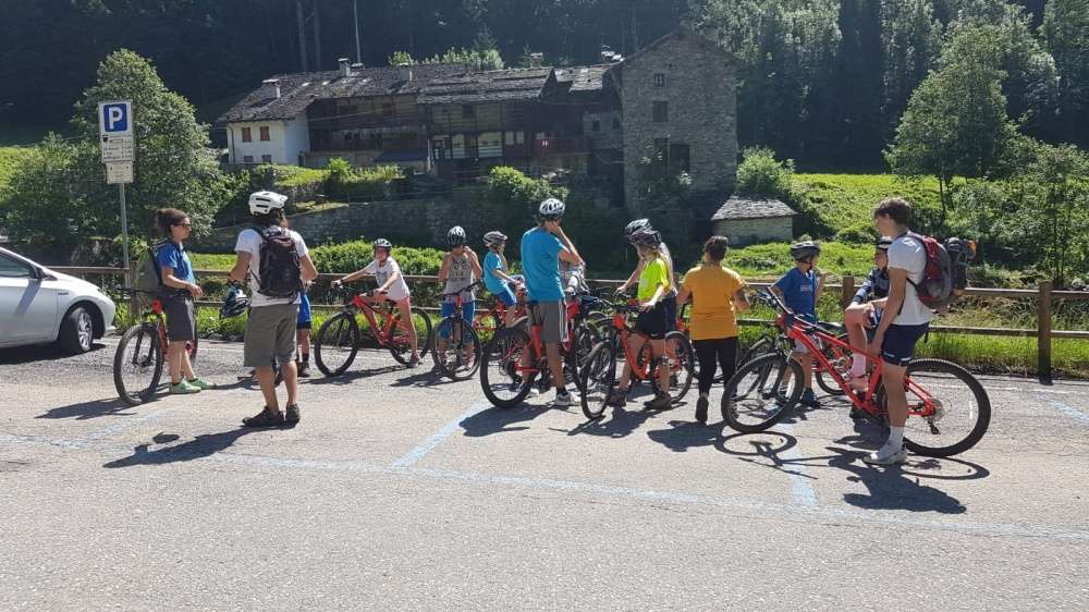 Ragazzi del campus Sesia Rafting pronti a partire per l'escursione in bici da Alagana.