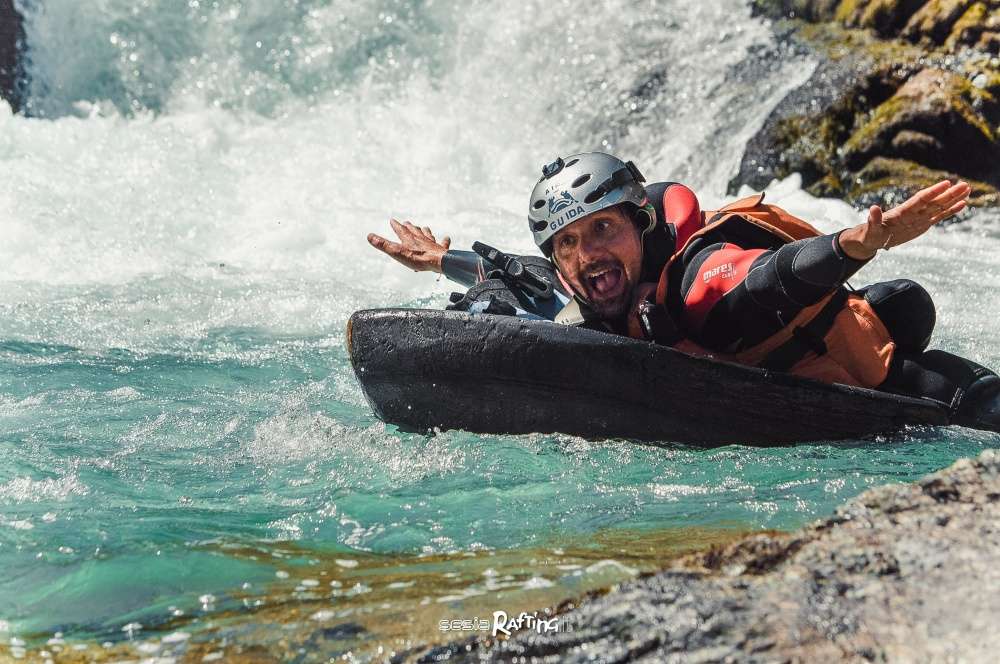 Roberto Chilosi, vola con il suo hydro nelle Gole del Sesia