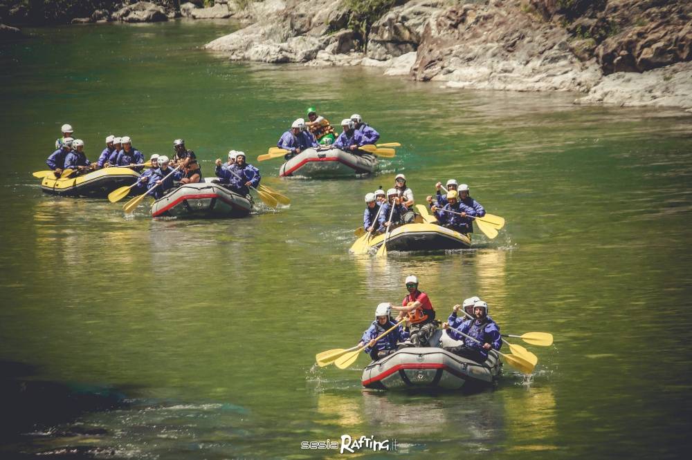 Sesia Rafting asd durante una actividad de incentivos comerciales en Sesia en Piemonte.