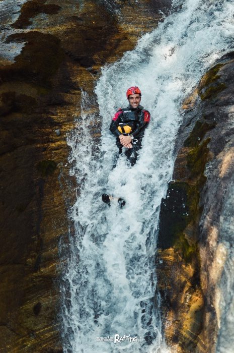 Trineo de 10 metros en el arroyo Sorba, barranquismo en Valsesia con Sesia Rafting ASD