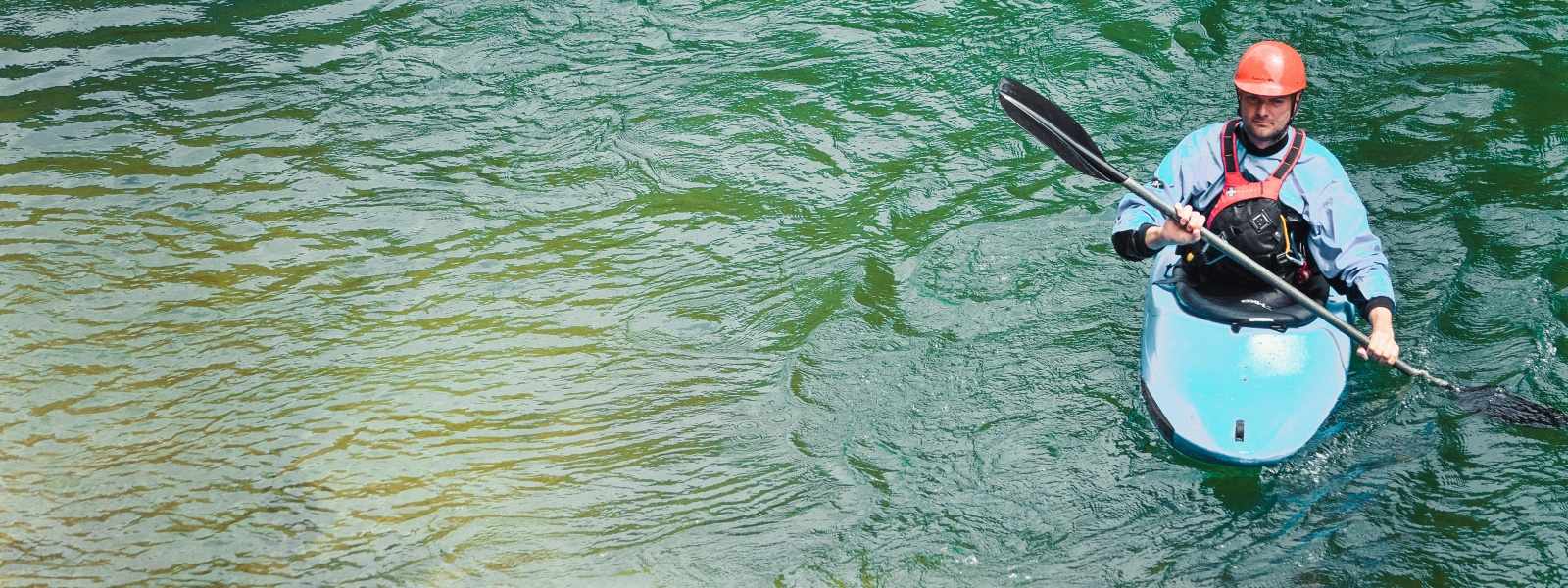 Corso ci canoa per principianti organizzato sul fiume Sesia in Piemonte