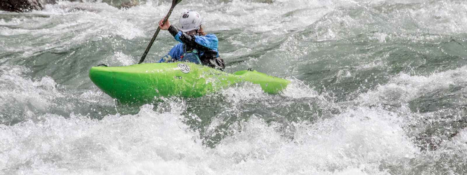 Lezione di teoria durante un corso base di Kayak presso Sesia Rafting