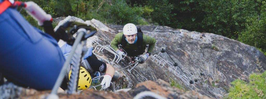 Salita a scaletta dell'aerea ferrata Falconera di Varallo Sesia