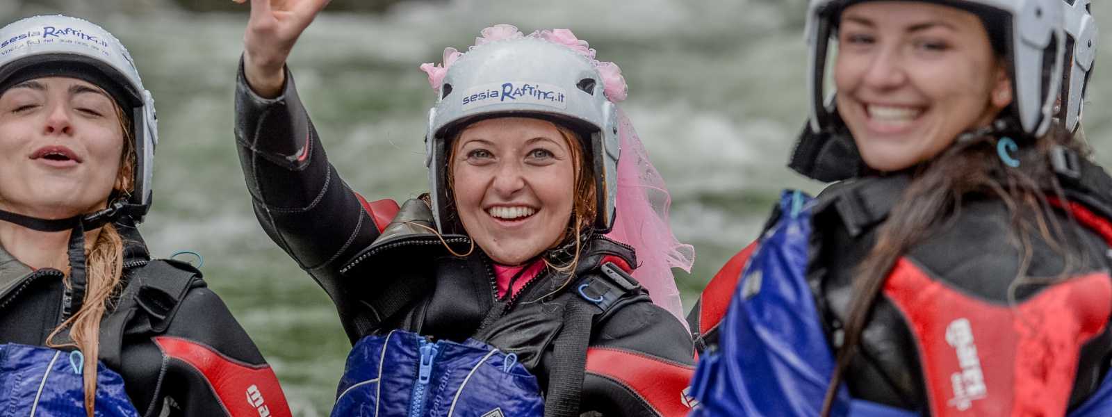 Sposa bagnata sposa fortunato con Sesia rafting