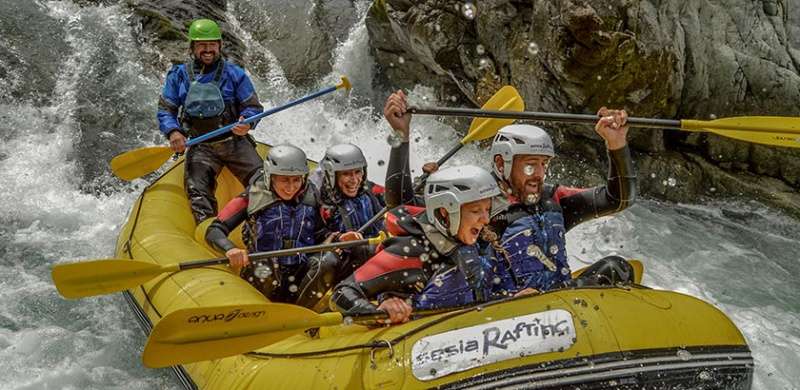 Il gommone di Sesia Rafting affronta la rapida dell'imbuto nelle  Gole del Sesia.